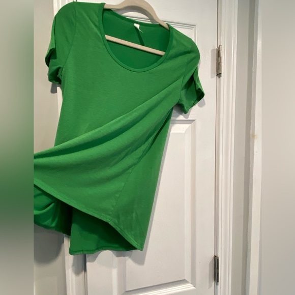 Lularoe Size XS Kelly Green Scoop Neck Round Hem Short Sleeve Tee Shirt Top - Picture 4 of 8